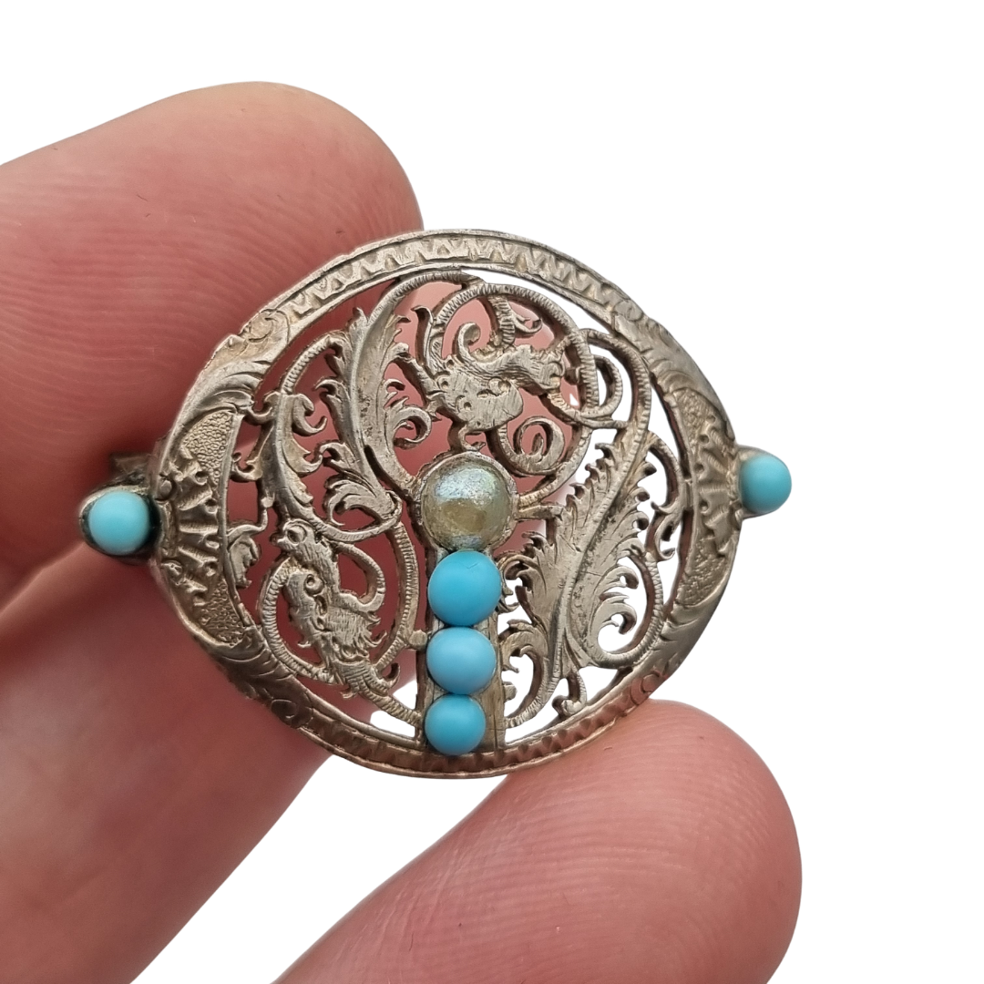 Broche vintage boho étnico de plata con cuentas azules y calado vegetal, años 70-80
