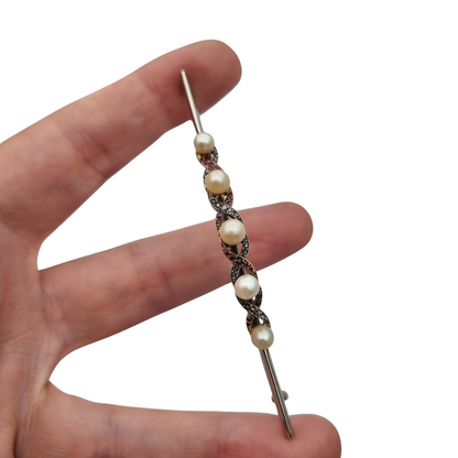 Belle Époque brooch in 14k gold and white metal with pearls, rubies and white sapphires circa 1900