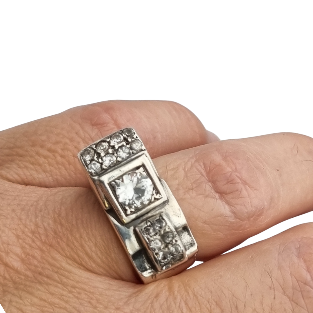 Anillo Art Déco de plata y pedrería blanca, diseño geométrico asimétrico, Francia circa 1940