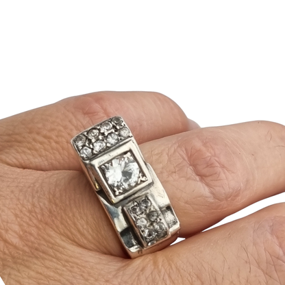 Anillo Art Déco de plata y pedrería blanca, diseño geométrico asimétrico, Francia circa 1940