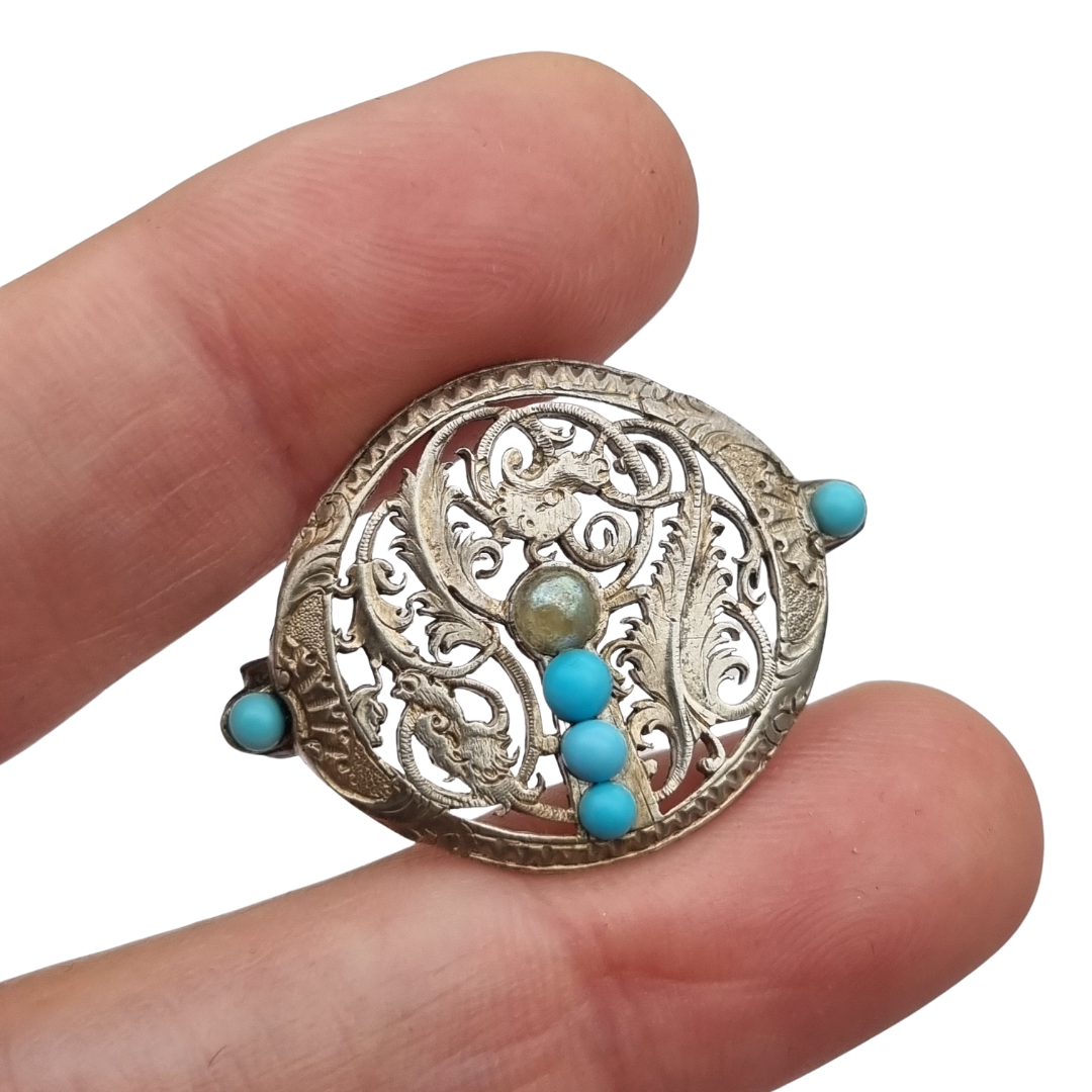 Broche vintage boho étnico de plata con cuentas azules y calado vegetal, años 70-80