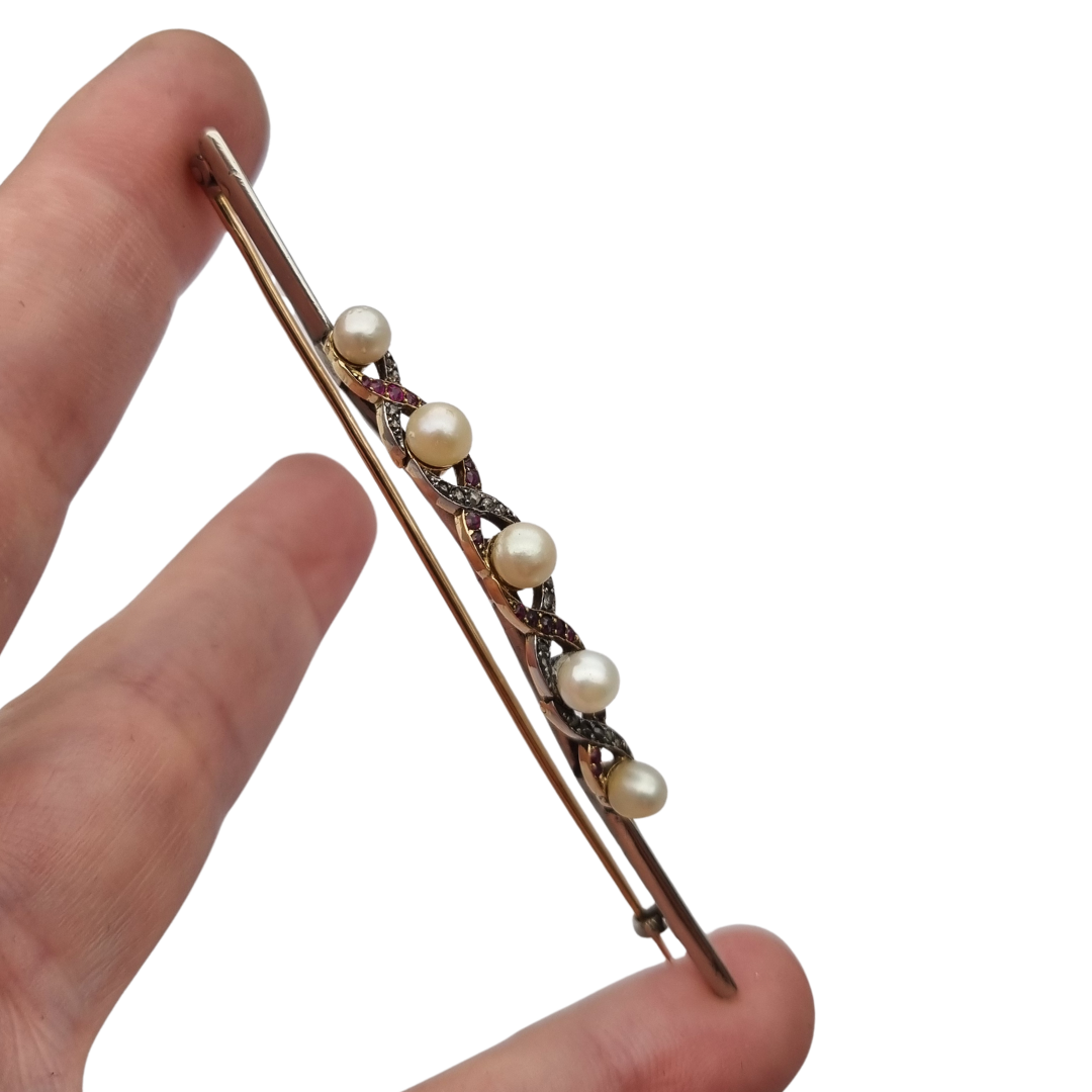 Belle Époque brooch in 14k gold and white metal with pearls, rubies and white sapphires circa 1900