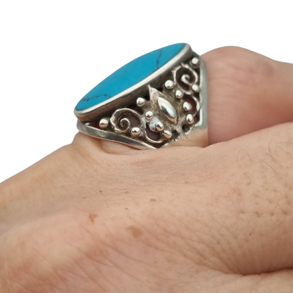 Anillo boho vintage de plata 925 con gran piedra azul, diseño floral calado, Circa 1980