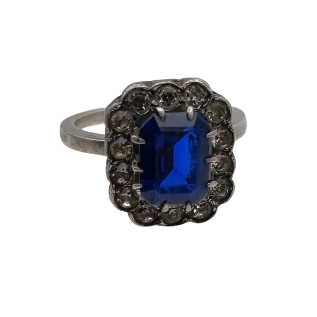 Anillo Pompadour de plata con strass azul y blanco, estilo Princesa Diana. Francia, circa 1950