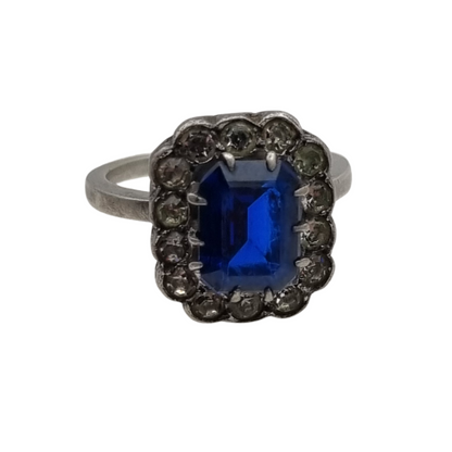Anillo Pompadour de plata con strass azul y blanco, estilo Princesa Diana. Francia, circa 1950