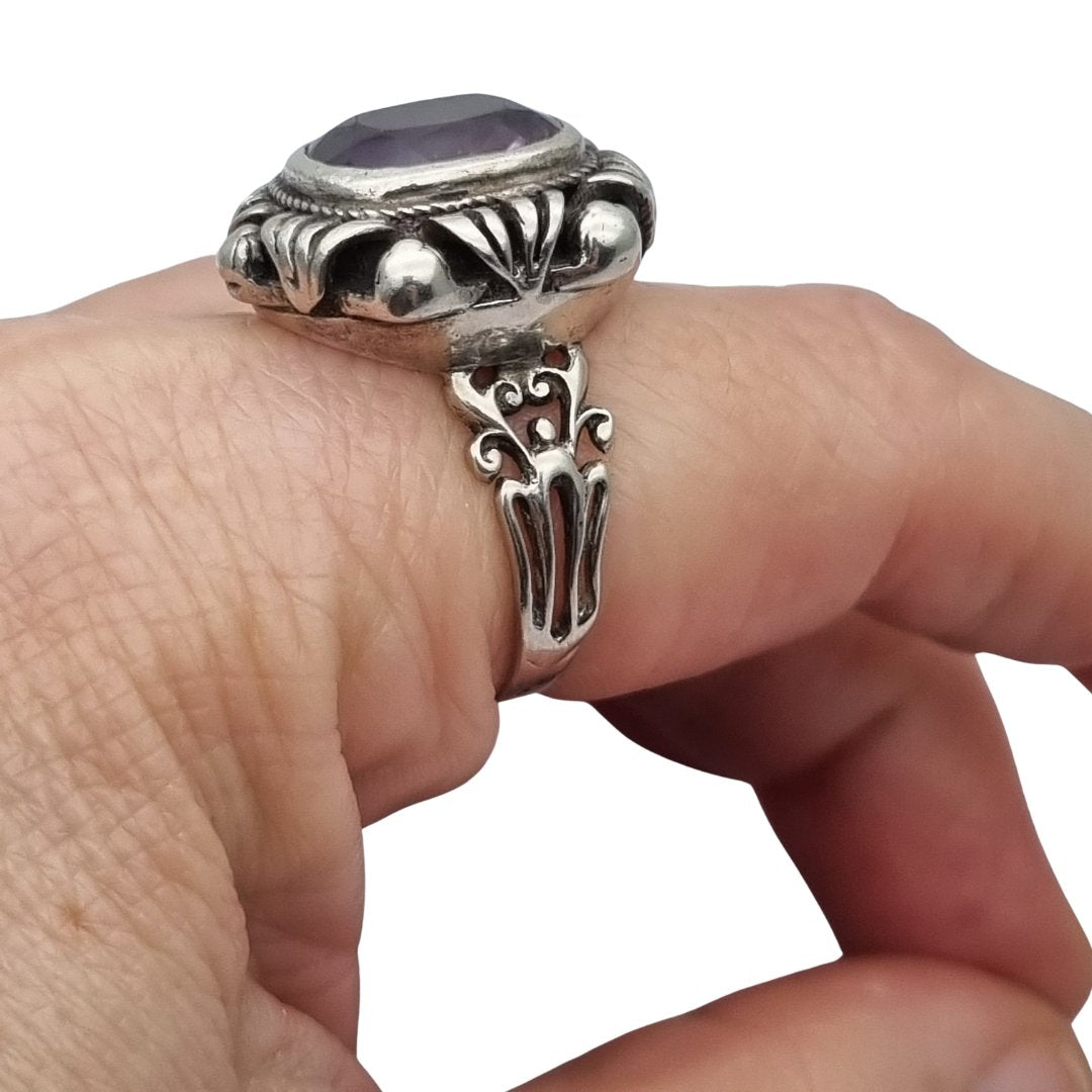 Art Deco style ring in openwork silver with violet crystal, circa 1960