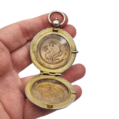 Guardapelo Art Nouveau antiguo de plata 800 con doble portarretrato, grabado floral y piedra rosa, ca. 1900