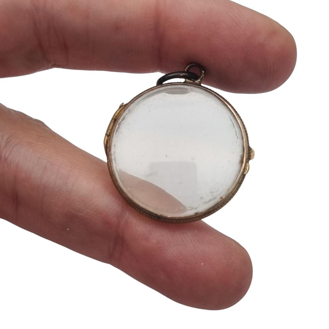 Colgante guardapelo antiguo redondo de metal y cristal biselado, circa 1920