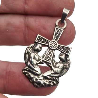 Colgante Cruz de los Ángeles en plata, diseño asturiano religioso, circa 1980