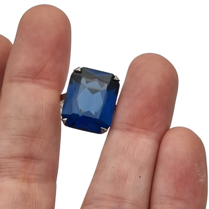 Anillo Art Déco tardío de plata francesa con piedra azul facetada rectangular, años 50