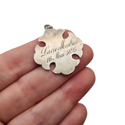 Medalla religiosa antigua de Primera Comunión en plata con cáliz, espigas e inscripción de 1895