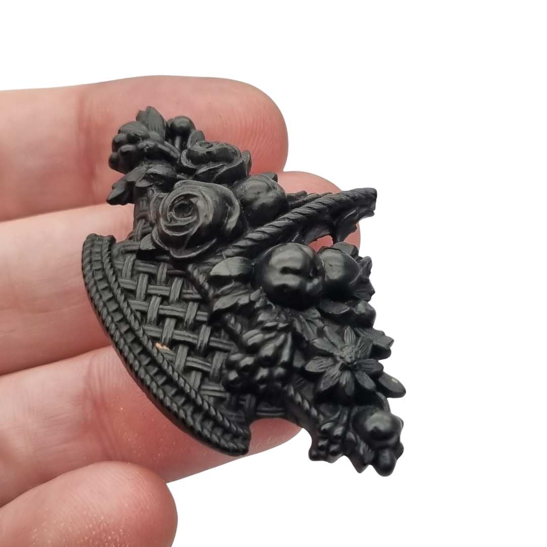 Broche floral victoriano de luto en vulcanita, cesta Giardinetti, circa 1880, joyería sentimental