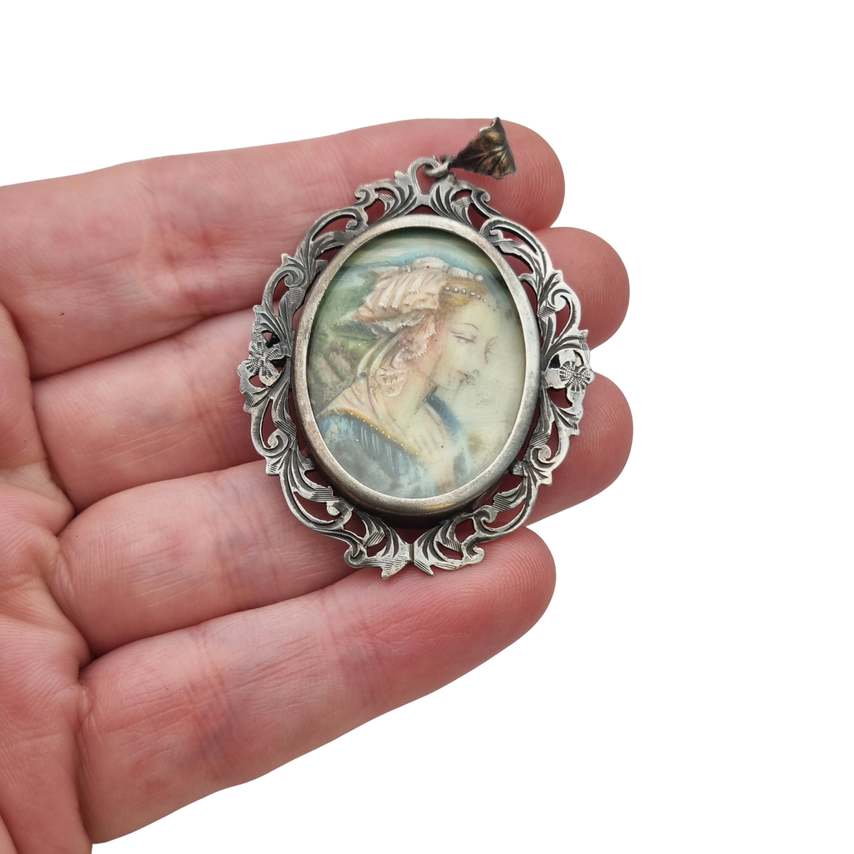 Broche colgante Art Nouveau de plata 800 con miniatura de dama y marco floral, Europa, ca. 1900–1930