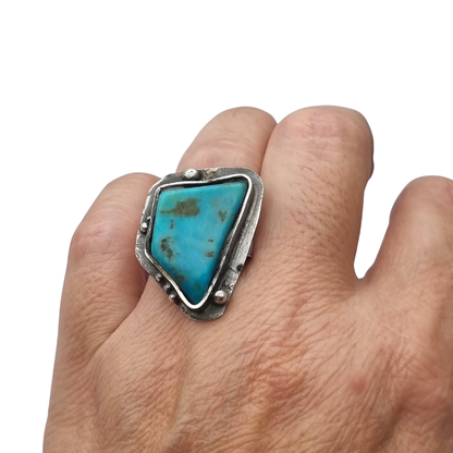Anillo Boho artesanal de plata con turquesa triangular, diseño orgánico de estilo étnico, 80s