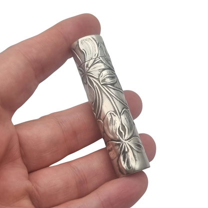 Perfumero Antiguo Art Nouveau de Plata con Decoración Floral en su Estuche, circa 1900