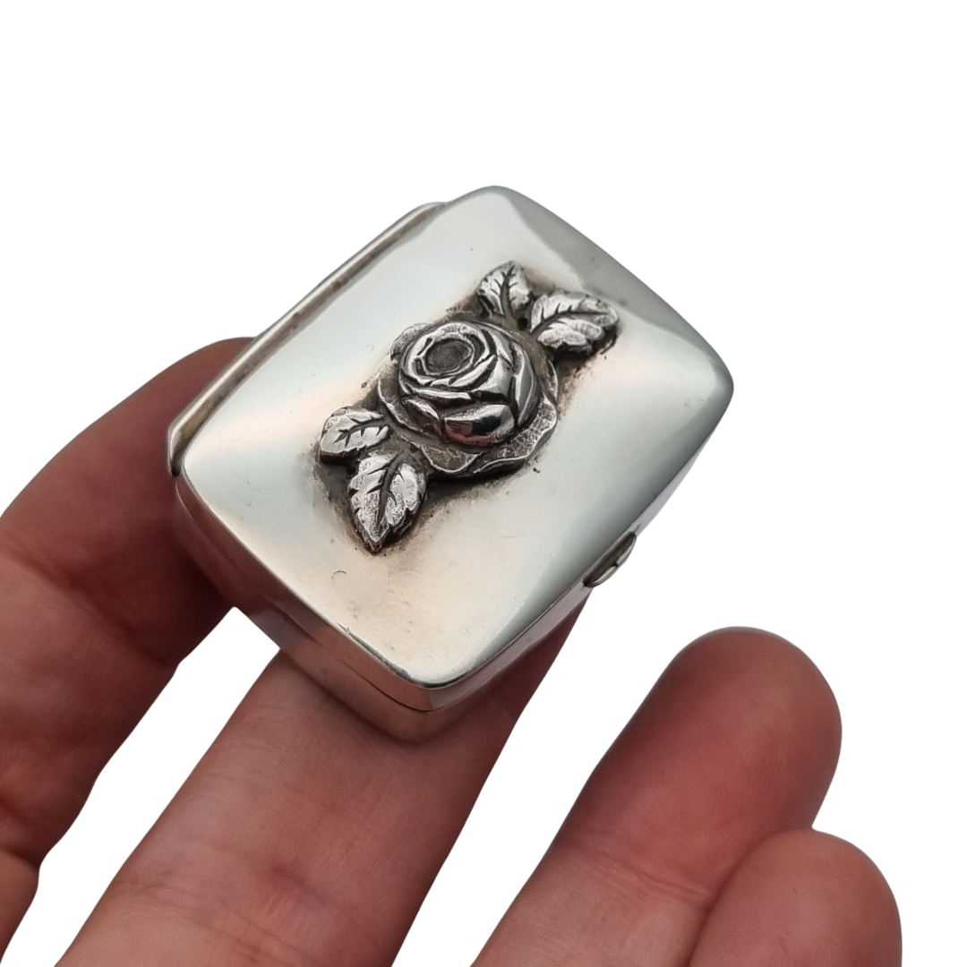 Caja vintage de plata con rosa en relieve, diseño floral europeo circa 1980-1990