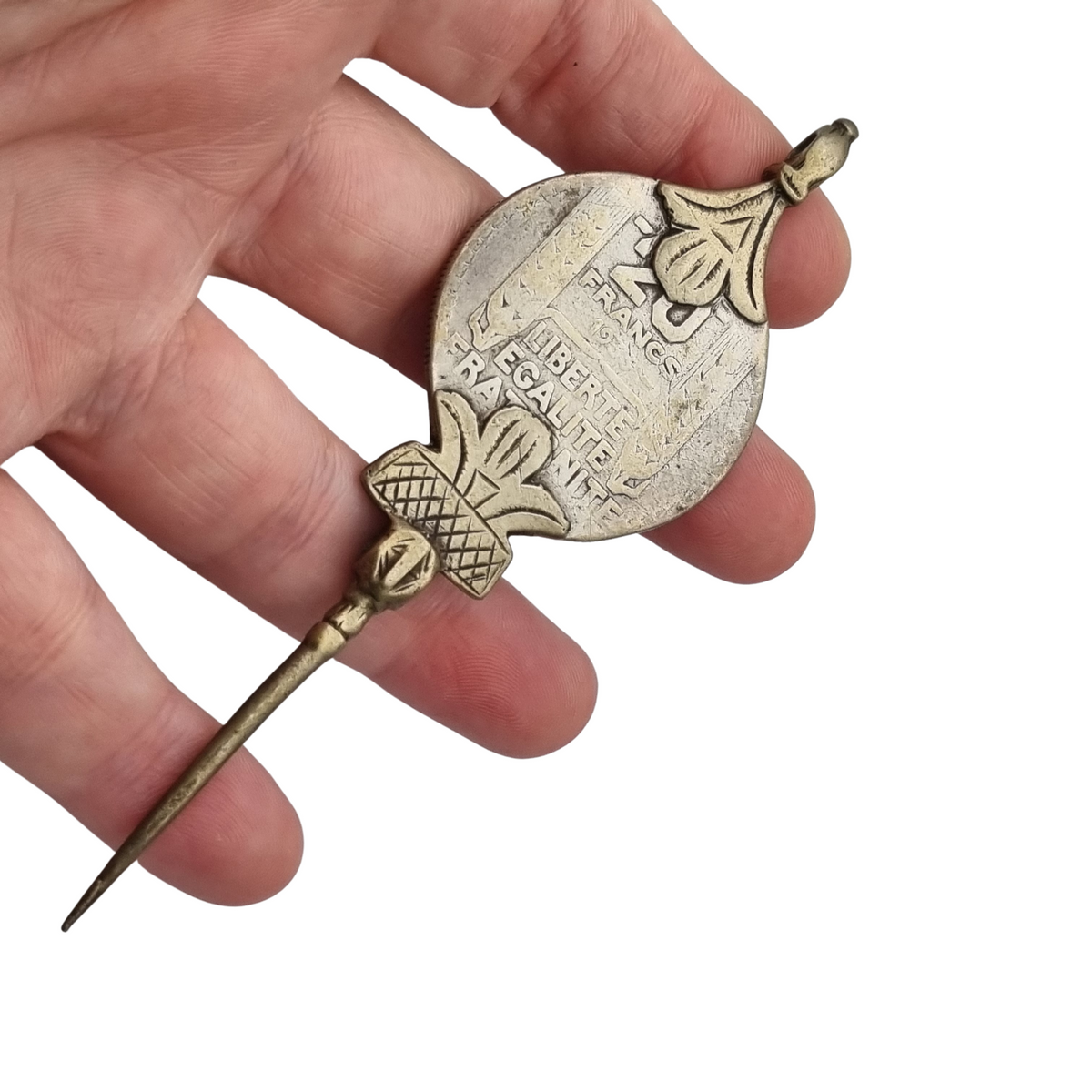 Fíbula bereber de plata étnica con moneda francesa, norte de África, 1930-1960
