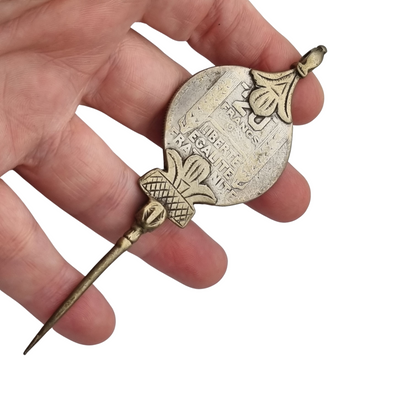 Fíbula bereber de plata étnica con moneda francesa, norte de África, 1930-1960