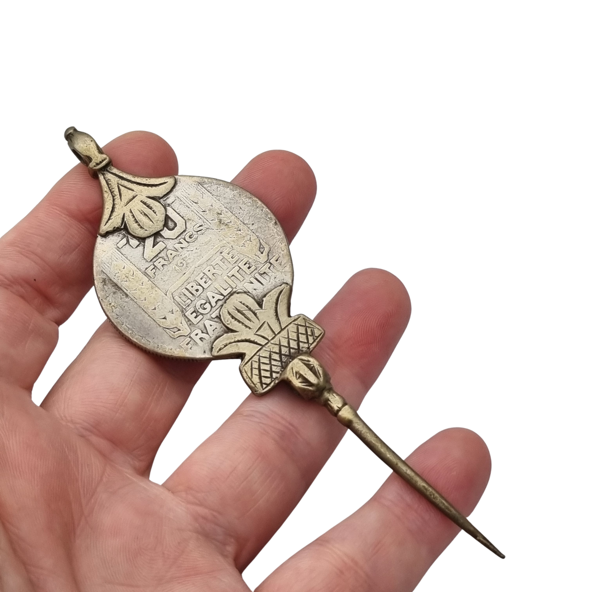 Fíbula bereber de plata étnica con moneda francesa, norte de África, 1930-1960
