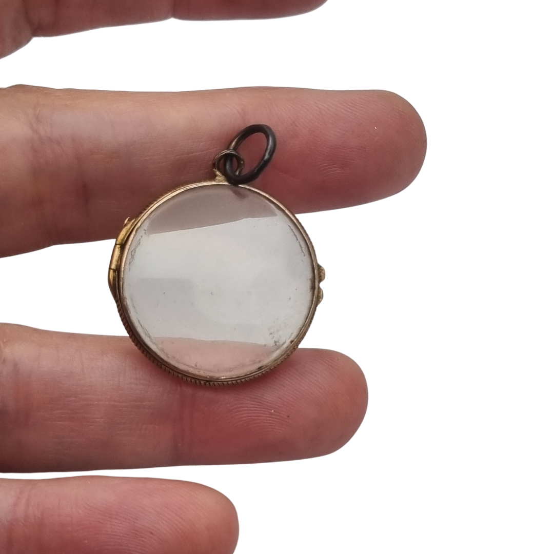 Colgante guardapelo antiguo redondo de metal y cristal biselado, circa 1920