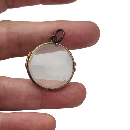 Colgante guardapelo antiguo redondo de metal y cristal biselado, circa 1920
