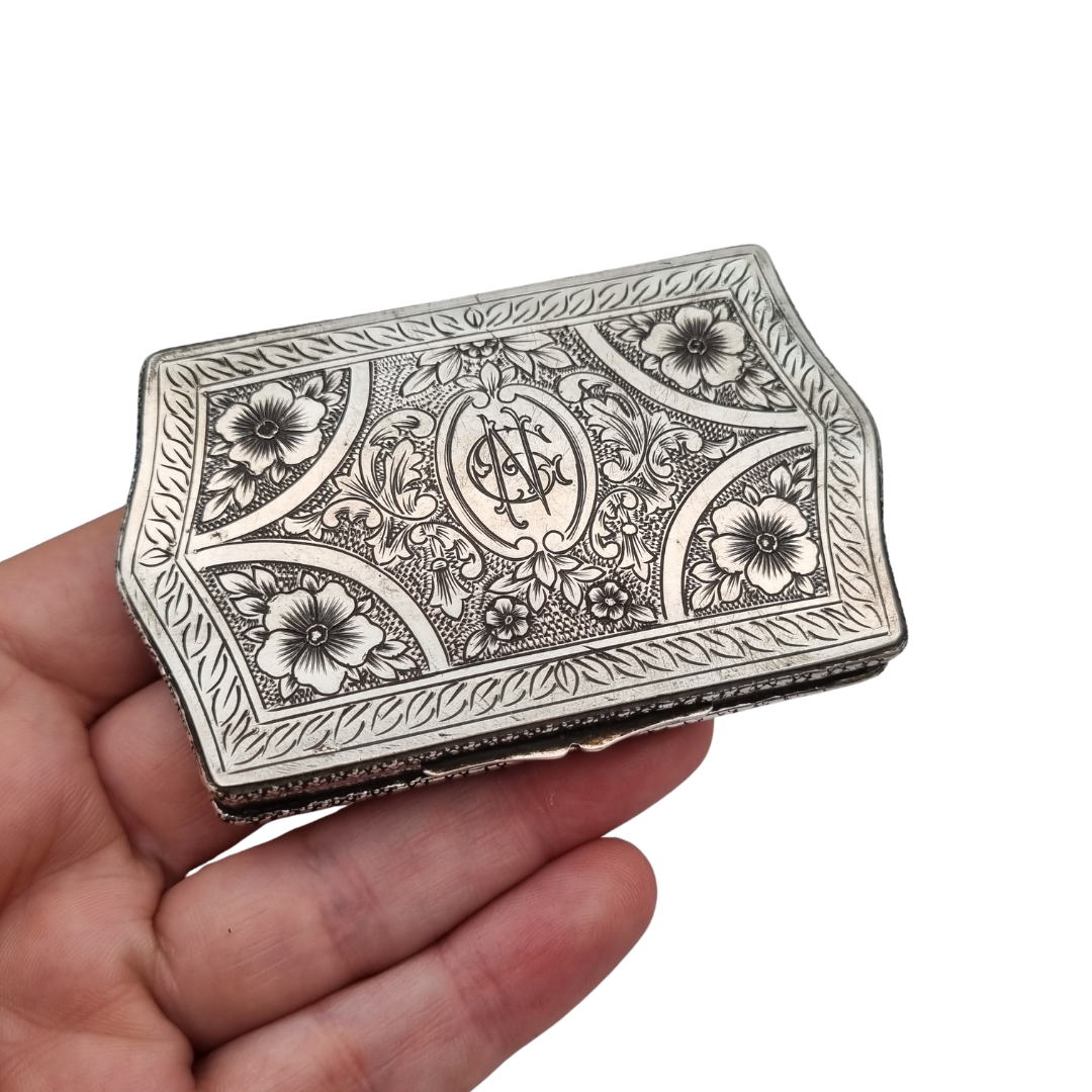 Caja rectangular Art Nouveau en plata 800, Europa, circa 1910, decoración floral grabada y monograma central