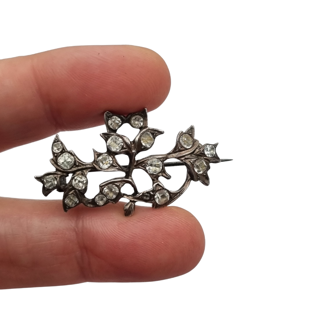 Broche victoriano floral antiguo de plata con pastas vítreas, Estilo eduardiano, ca. 1890–1910