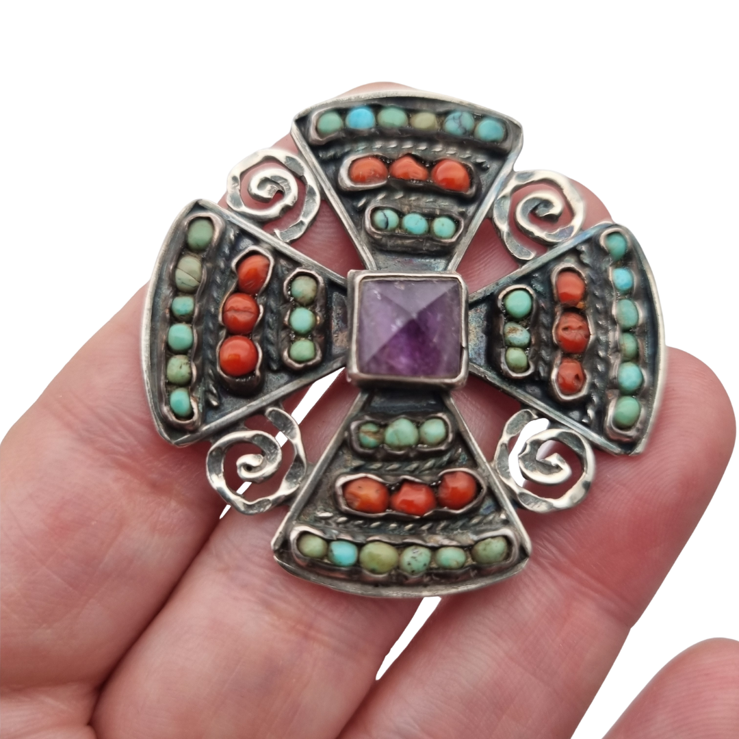 Broche cruciforme mexicano MATL SALAS en plata con turquesa, coral y amatista, joyería de autor, ca. 1960