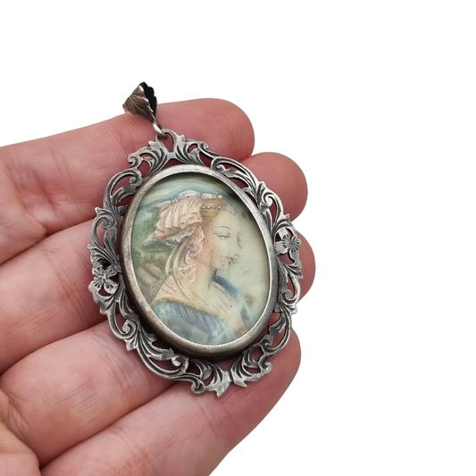 Broche colgante Art Nouveau de plata 800 con miniatura de dama y marco floral, Europa, ca. 1900–1930