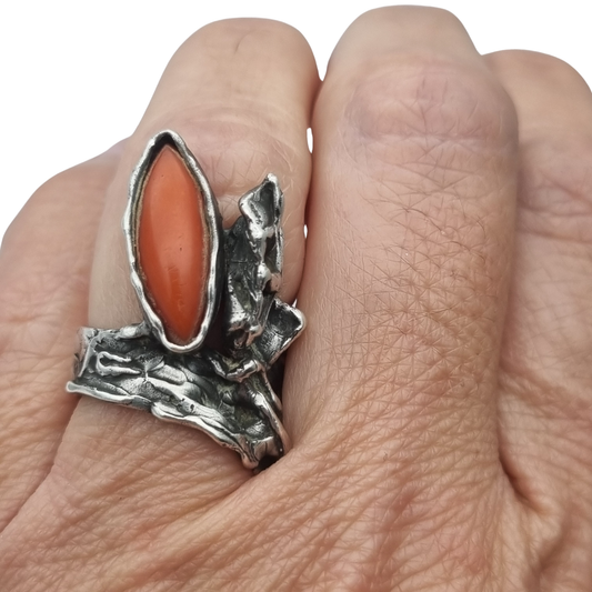 Anillo brutalista europeo en plata y coral rojo, diseño orgánico firmado, circa 1970
