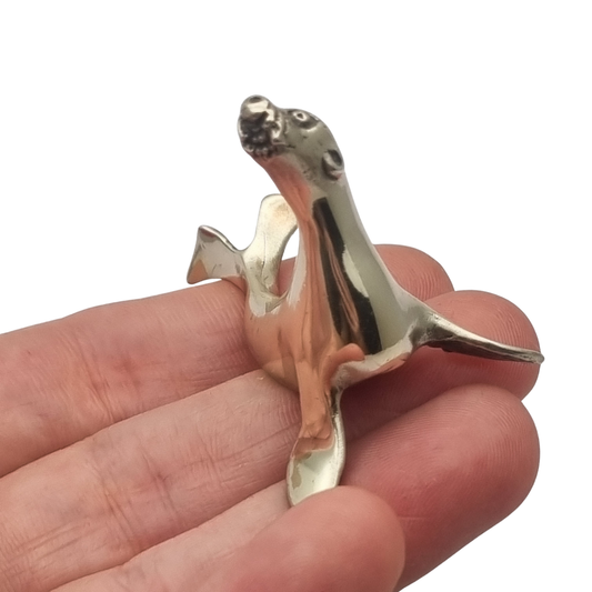 Figura foca en plata vintage, miniatura animalier europea, escultura decorativa colección,  circa 1960–1980