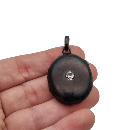 Guardapelo victoriano negro con piedra, joyería de luto, circa 1890-1900