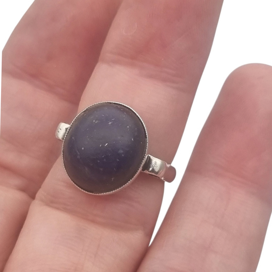 Anillo Vintage Clásico de Plata con Lapislázuli Oval y Laterales de Volutas, Años 80–90