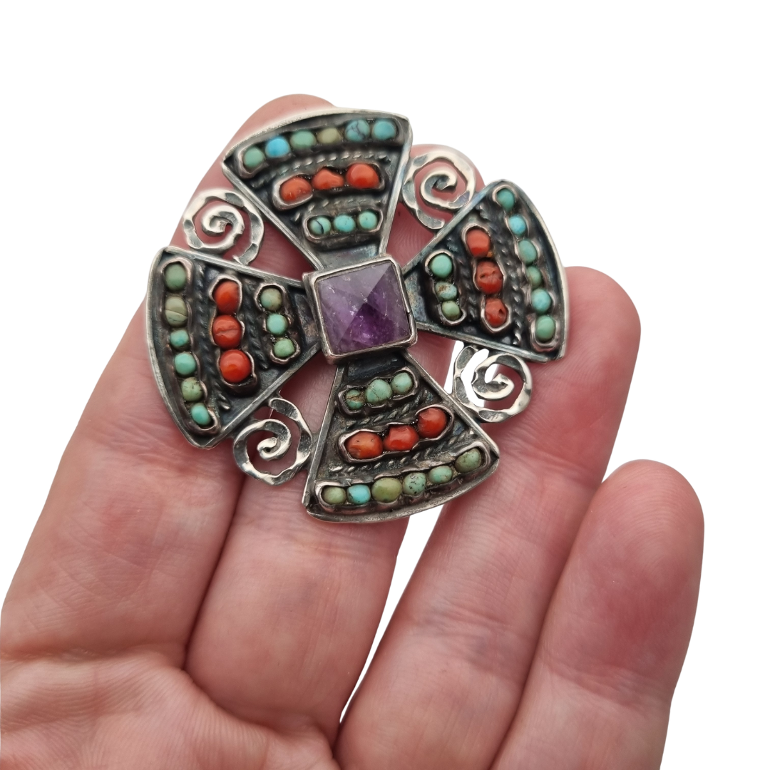 Broche cruciforme mexicano MATL SALAS en plata con turquesa, coral y amatista, joyería de autor, ca. 1960