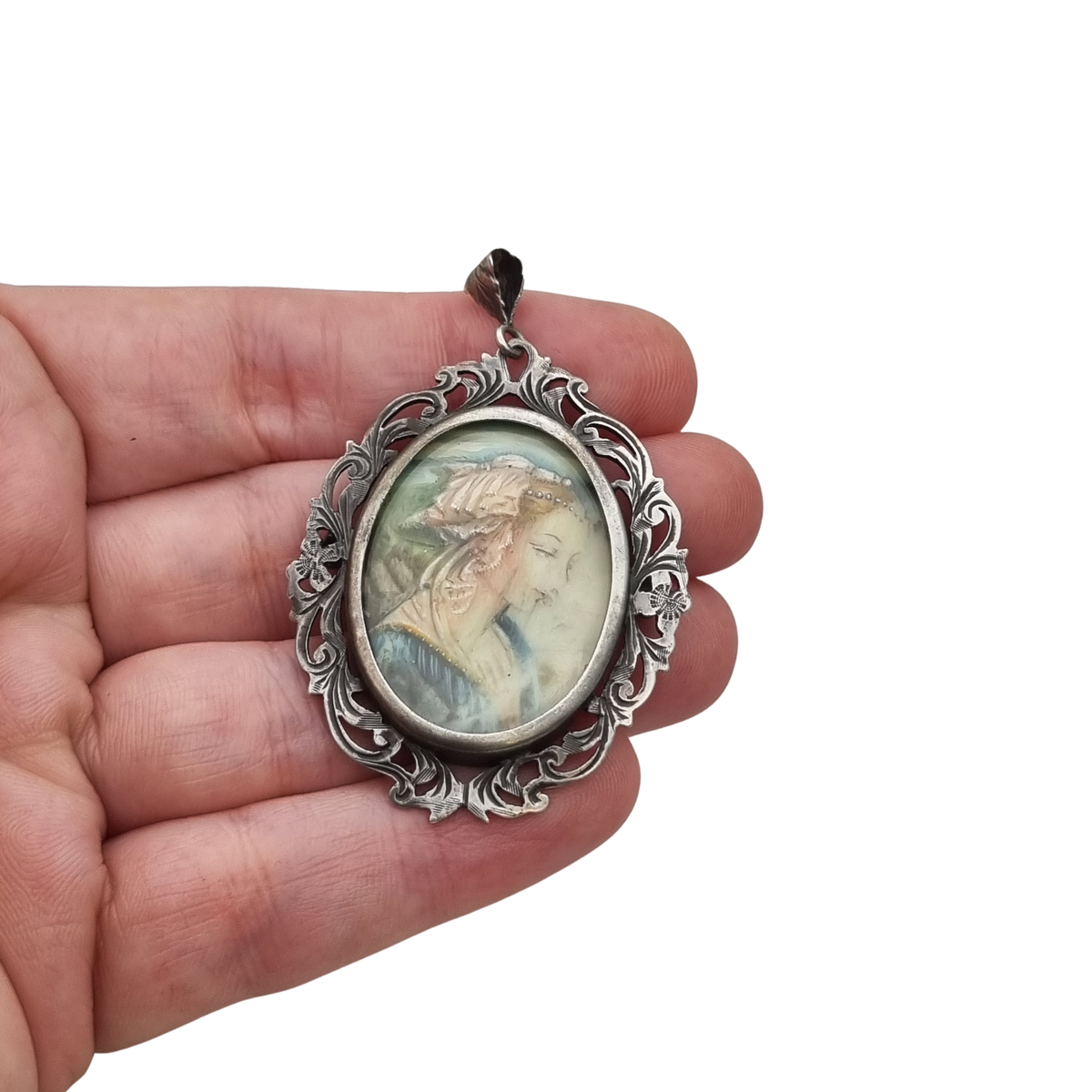 Broche colgante Art Nouveau de plata 800 con miniatura de dama y marco floral, Europa, ca. 1900–1930