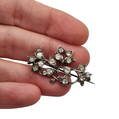 Broche victoriano floral antiguo de plata con pastas vítreas, Estilo eduardiano, ca. 1890–1910