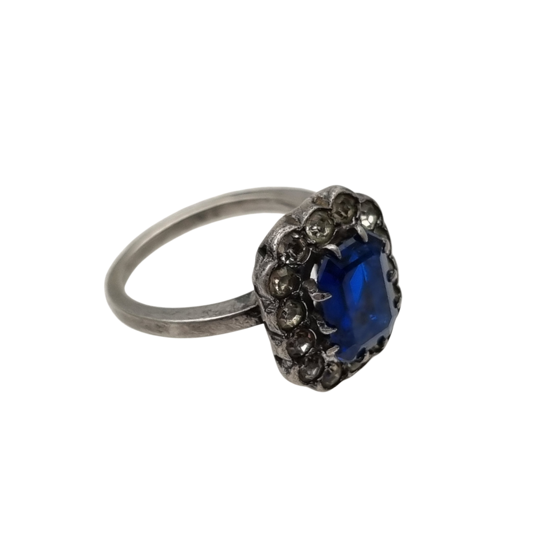 Anillo Pompadour de plata con strass azul y blanco, estilo Princesa Diana. Francia, circa 1950