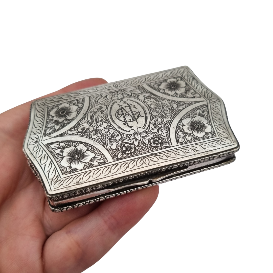 Caja rectangular Art Nouveau en plata 800, Europa, circa 1910, decoración floral grabada y monograma central