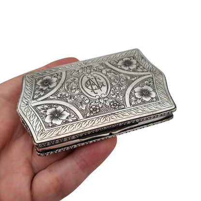 Caja rectangular Art Nouveau en plata 800, Europa, circa 1910, decoración floral grabada y monograma central