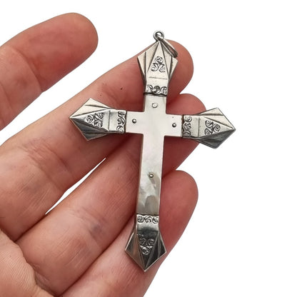 Cruz Art Decó francesa en nácar y plata grabada circa 1920