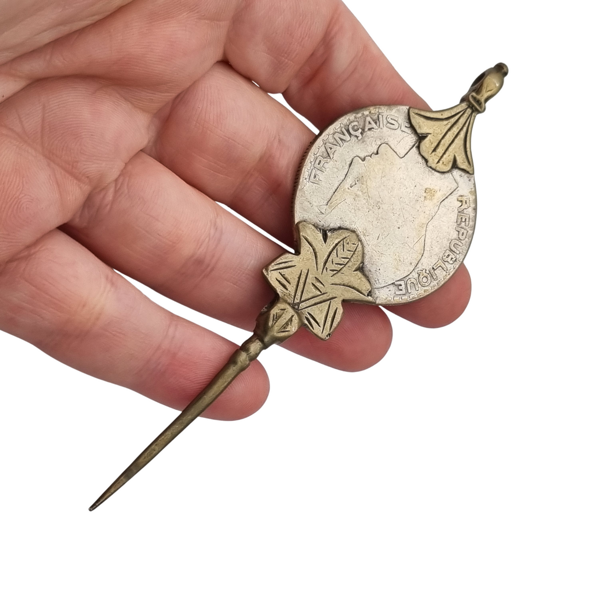 Fíbula bereber de plata étnica con moneda francesa, norte de África, 1930-1960
