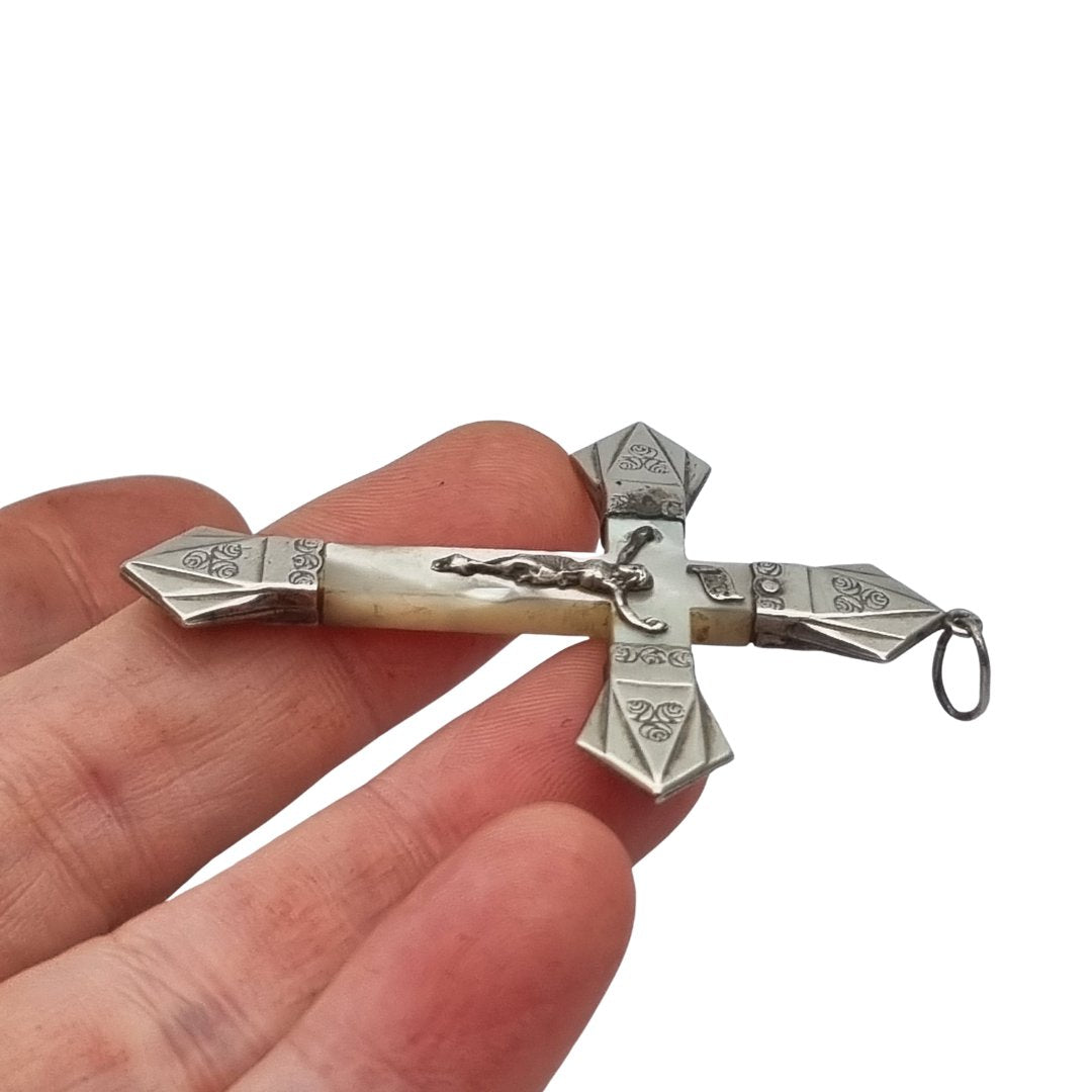 Cruz Art Decó francesa en nácar y plata grabada circa 1920