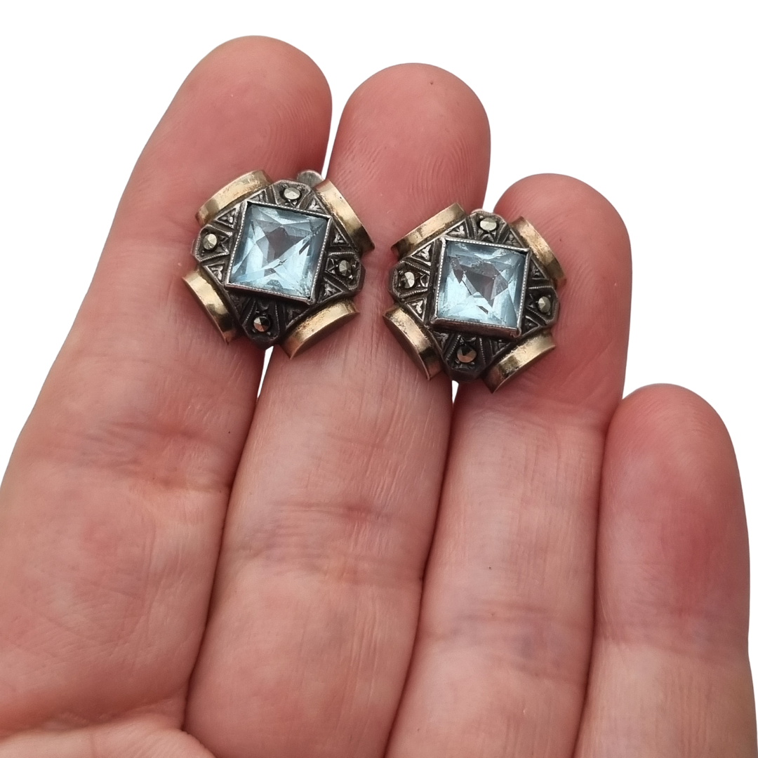 Pendientes Art Déco catalanes en plata con cristal azul, marcasitas y vistas doradas, España, ca. 1940