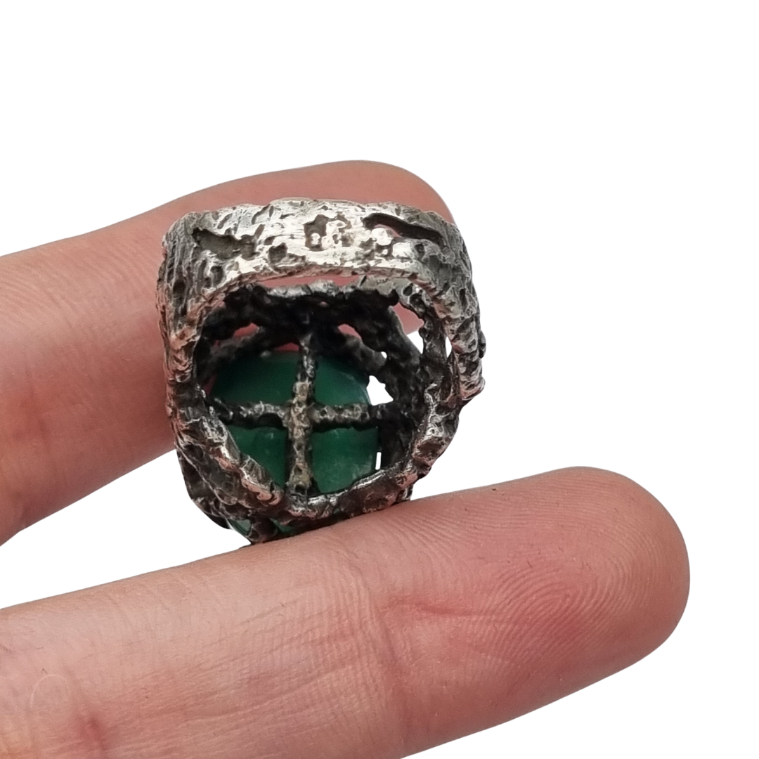 Anillo brutalista de plata texturizada con cabujón verde diseño orgánico circa 1970