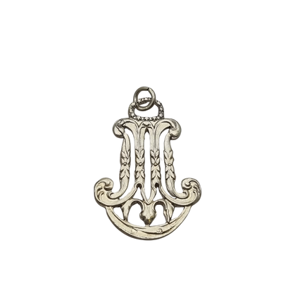 Colgante mariano monograma M en plata calada Art Nouveau, joya religiosa, circa 1900–1925