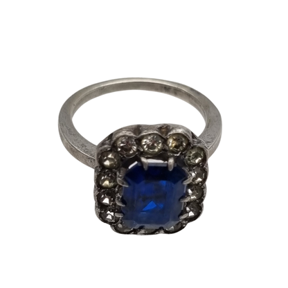 Anillo Pompadour de plata con strass azul y blanco, estilo Princesa Diana. Francia, circa 1950