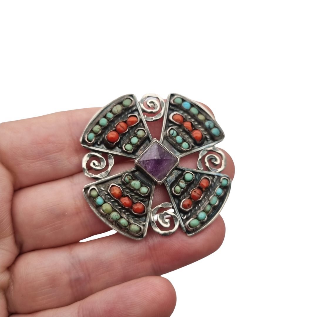 Broche cruciforme mexicano MATL SALAS en plata con turquesa, coral y amatista, joyería de autor, ca. 1960