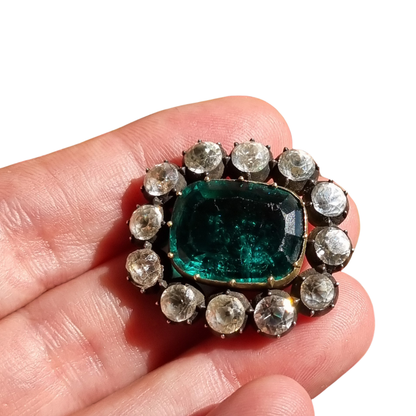 Broche antiguo victoriano de plata, oro y pasta vítrea verde y blanca, inspirado en la estética de las joyas de la reina Victoria. Europa, circa 1890