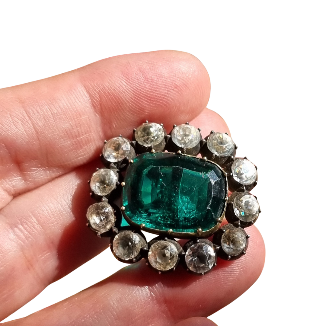 Broche antiguo victoriano de plata, oro y pasta vítrea verde y blanca, inspirado en la estética de las joyas de la reina Victoria. Europa, circa 1890