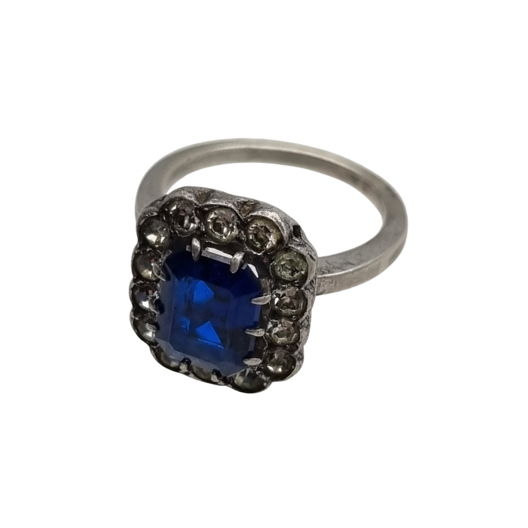 Anillo Pompadour de plata con strass azul y blanco, estilo Princesa Diana. Francia, circa 1950